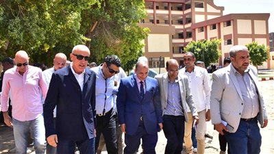 محافظ الأقصر يجرى جولة تفقدية موسعة لمدينة القرنة