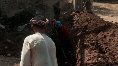 مواصلة تنفيذ خطوط مشروع الصرف الصحى بالزينية في الأقصر
