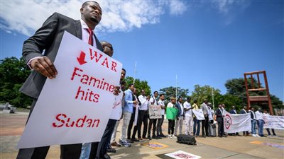 متظاهرون سودانيون أمام مقر المفاوضات في جنيف لوقف الحرب 