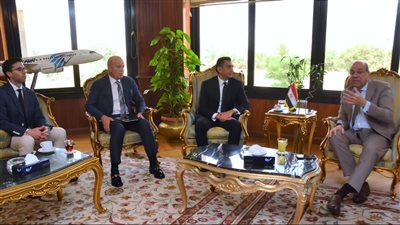 وزير الطيران المدنى يلتقى بنائب رئيس المبيعات والتسويق بمنطقة الشرق الأوسط وتركيا لشركة بوينج العالمية