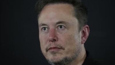 إيلون ماسك يدفع ثمن علاقته بترامب.. تراجعات كبيرة في مبيعات تسلا 