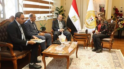 محافظ المنيا يستعرض الفرص الاستثمارية المتاحة ضمن برنامج تنمية محافظات الصعيد