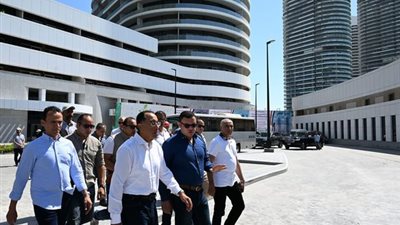 «مدبولي» يتفقد عددا من الوحدات السكنية والشاليهات التى يتم تسليمها اليوم بالعلمين