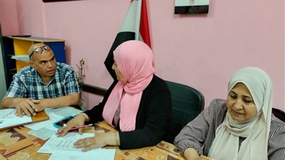 وكيل تعليم القاهرة تناقش خطة حل الكثافة الطلابية بإدارات المنطقة الجنوبية