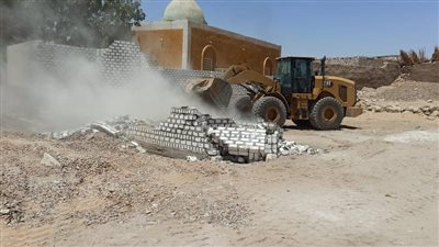 إزالة 32 حالة تعد فى مركز كوم أمبو