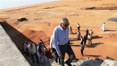 محافظ أسوان يتابع مشروع محطة معالجة الصرف الصحى ببنبان