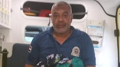 بمساعدة المسعفين.. سيدة تضع مولودين توأم داخل سيارة الإسعاف