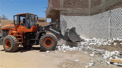 مدينة الطود تشن حملة مكبرة لإزالة التعديات على أراضي أملاك الدولة بالأقصر