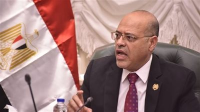وزير العمل يقرر إغلاق 8 شركات إلحاق العمالة بالخارج 