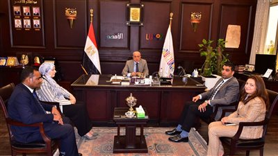 لخلق فرصة عمل.. محافظ الأقصر يلتقي مدير مركز توظيف بسوهاج