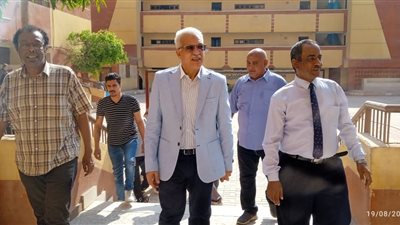 مدير تعليم القاهرة يواصل جولاته المكثفة لمتابعة الاستعداد للعام الدراسى الجديد (صور)