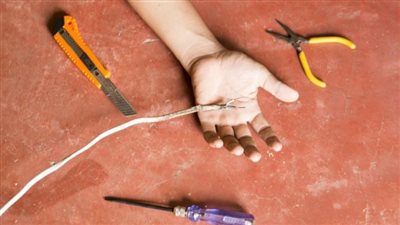 الموت صعقا بالكهرباء لشاب وطفل بمحافظتى قنا وبورسعيد