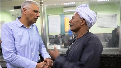 محافظ أسوان يتفقد منظومة العمل بالمركز التكنولوجى بدراو