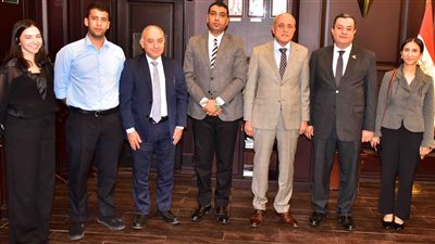 محافظ الأقصر يبحث مجالات التعاون ومشاريع التنمية الاقتصادية مع فريق 