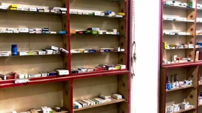 ضبط صيدلية غير مرخصة تزاول النشاط في الأقصر (صور)