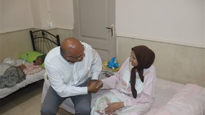 محافظ القليوبية يتابع مستوى الخدمات المقدمة لنزلاء دار المسنين بالخانكة