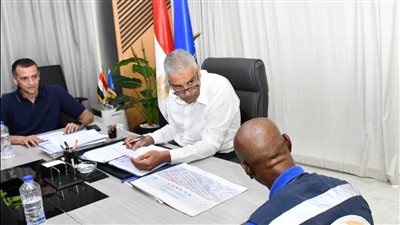 مشاهد إنسانية ضمن سلسلة «جبر الخواطر» في اللقاء الجماهيرى لمحافظ أسوان