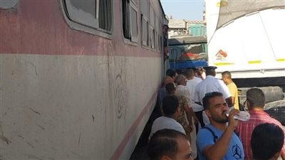 عاجل.. تصادم قطار بسيارة نقل بمزلقان برج العرب بالإسكندرية