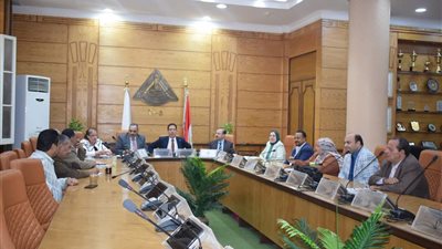 رئيس جامعة بنها يترأس اجتماع لجنة النشر الإلكتروني للكتاب الجامعى