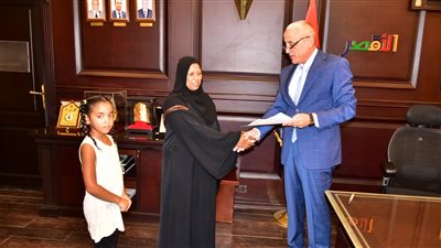 للمرة الأولى.. محافظ الأقصر يسلم النموذج النهائي للتصالح على مخالفات البناء