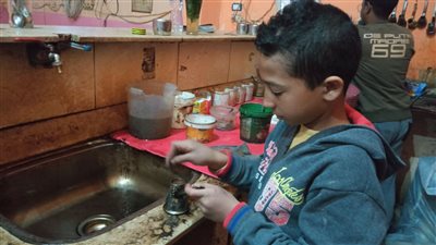 أصغر قهوجي في الأقصر لـ«النبأ»: العمل أحسن من نومة البيت.. والصعايدة رجالة