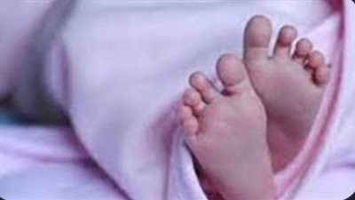 تفاصيل العثور على طفل رضيع في موقف الصف 