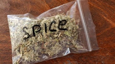 ما هي السجائر الإلكترونية المخلوطة بالتوابل المنتشرة بين المراهقين؟