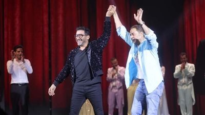 بعد حضوره مسرحية ميمو.. أحمد حلمي لمدحت صالح: 