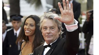 ممثل فرنسي راحل يقترح دفن كلبه حيا.. فما السبب وراء ذلك؟