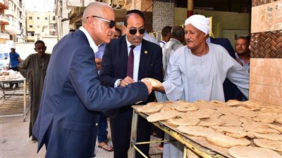 محافظ الأقصر يتفقد عدة مخابز لمتابعة جودة رغيف العيش 