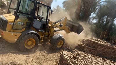 رئيس مدينة الزينية يقود حملة لإزالة التعديات على الأراضي الزراعية في الأقصر