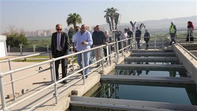 محافظ المنيا يتابع مراحل ترشيح وتنقية المياه