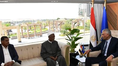 محافظ أسوان يلتقى وكيل مشيخة الطرق الصوفية
