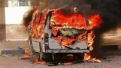 حريق يلتهم سيارة أجرة على طريق مدينة طيبة الجديدة في الأقصر 