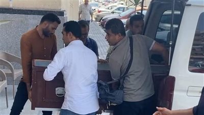 بعد غياب الأهل والأقارب.. الصحفيون يحملون نعش عم حسام حبيب (صور)