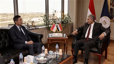 وزير السياحة والآثار يبحث مع سفير سنغافورة بالقاهرة تعزيز سبل التعاون 