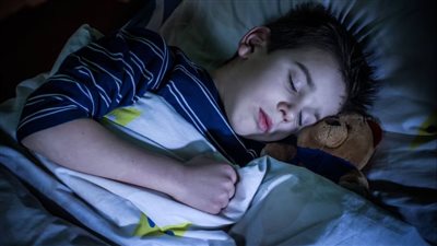 كيف تضبط روتين النوم لطفلك قبل عودة الدراسة؟