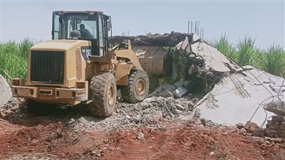 مدينة أرمنت تواصل حملات إزالة التعديات علي الأراضي الزراعية غرب الأقصر 