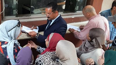 مدير «تعليم الجيزة» يتابع خدمة الشباك الواحد وسط أولياء الأمور (صور)