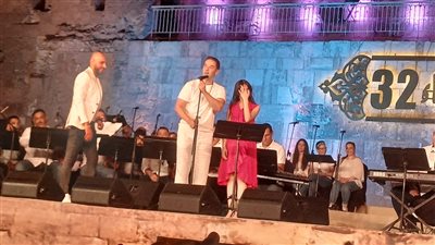 مدحت صالح يتبنى موهبة مايا ناصف ويقدمها للجمهور بحفل محكى القلعة (صور)