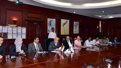 محافظ الأقصر يعقد اجتماعًا لمناقشة ملفات التصالح وتقنين أملاك الدولة