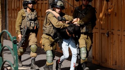قوات الاحتلال تعتقل 22 فلسطينيا من الضفة بينهم سيدة وأطفال