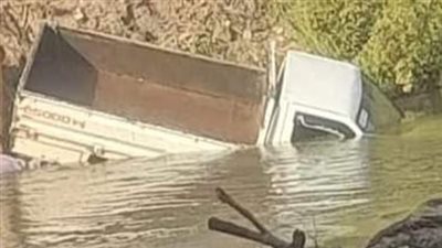 سقوط سيارة ربع نقل في ترعة مياه بالأقصر