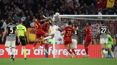 معركة كروية بين يوفنتوس وروما في الكاليتشو الإيطالي 