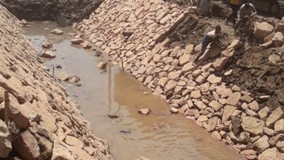 بدء أعمال تبطين الترع غرب الأقصر 