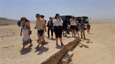 وفد سياحي متعدد الجنسيات يزور المناطق الأثرية بالمنيا