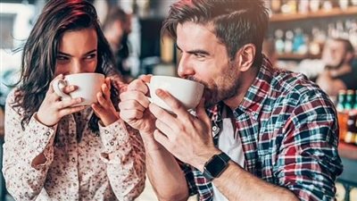 علاقة عاطفية مع زميلة العمل.. علامات تحذير من الخيانة الزوجية