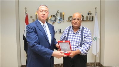 تكريم السفير الفلسطيني بالقاهرة لدعمه مرضى السرطان بمستشفي أورام الأقصر 