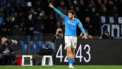 لقطع الطريق على كبار أوروبا.. نابولي يخطط لتمديد تعاقد كفاراتسخيليا