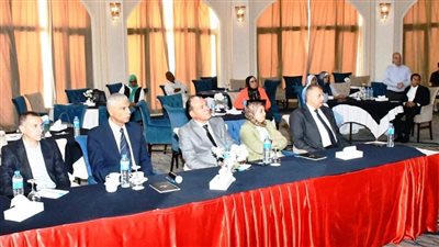 محافظ أسوان يشهد عرض لمشروع إنشاء المركز النموذجى لتصنيع وتعبئة وتجارة التمور